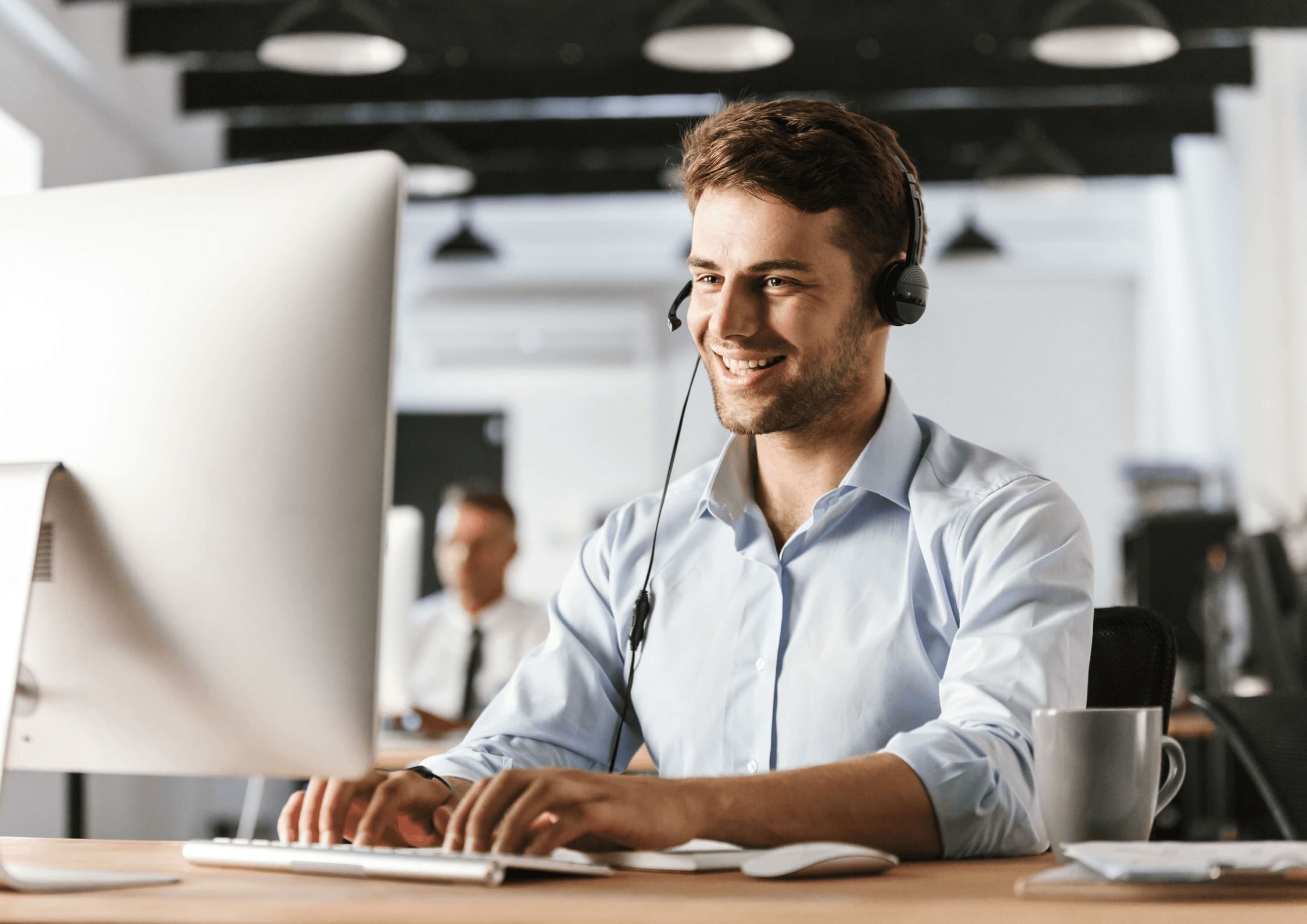 Support munkatárs headsettel számítógép előtt